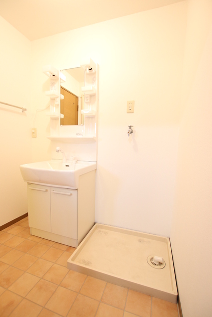 洗面設備　忙しい朝にも便利なシャワー付洗面台！