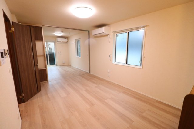 居室・リビング　こちらのリビングで趣味の時間をお楽しみください♪