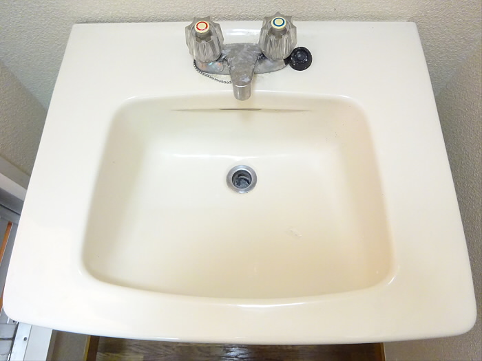 洗面設備　明るい洗面所です