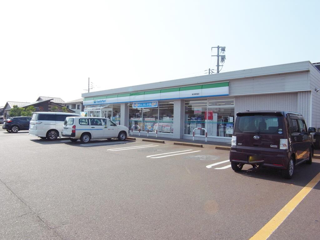 コンビニ　ファミリーマート新津車場店（コンビニ）まで202m