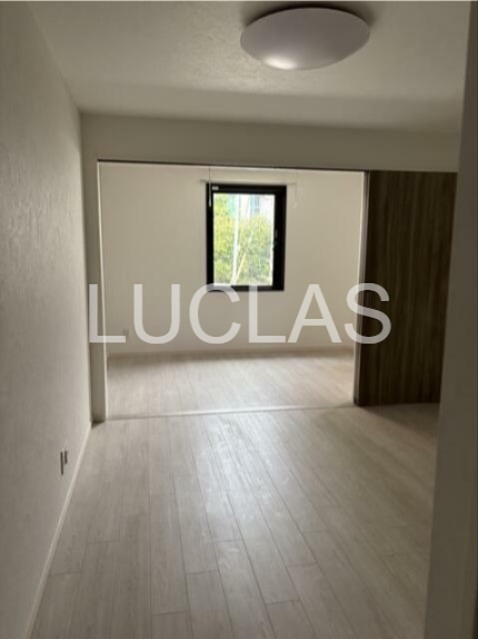 居室・リビング　落ち着いた色味の床材がくつろぎ空間を演出♪