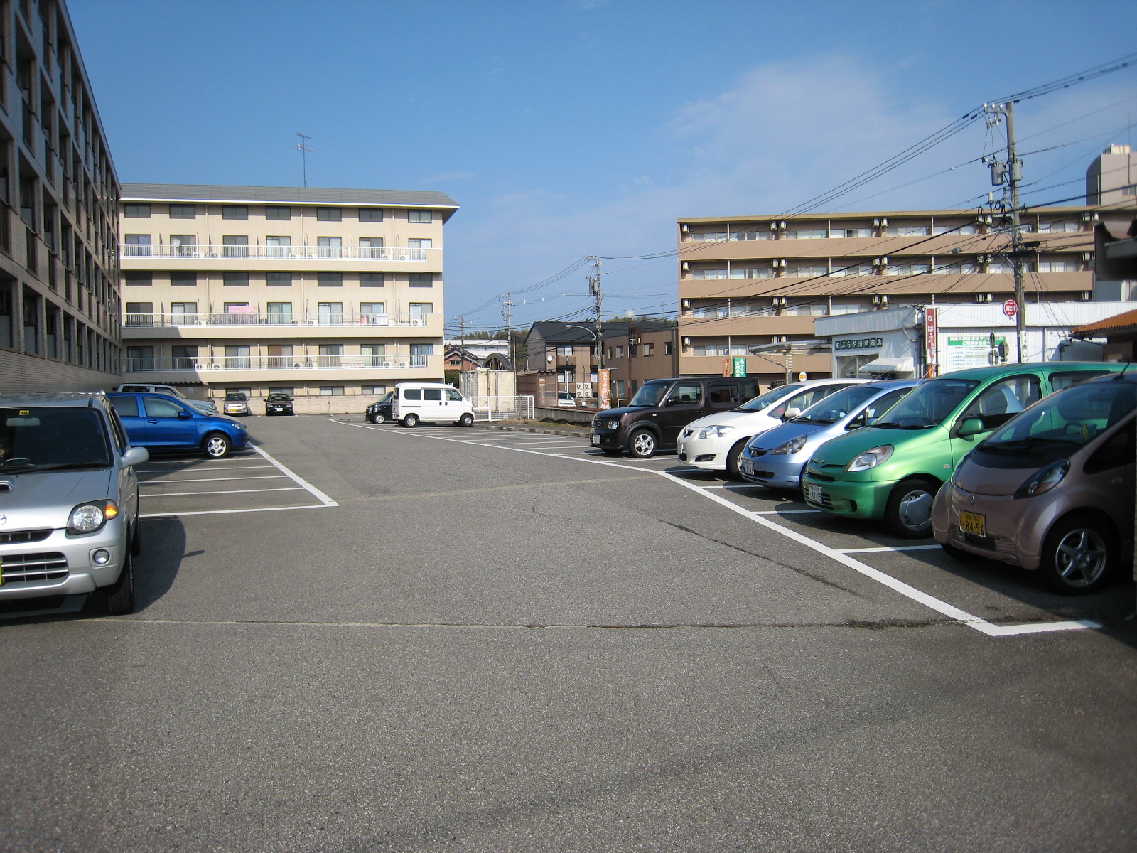 駐車場　ゆったり融雪つきの駐車場です！