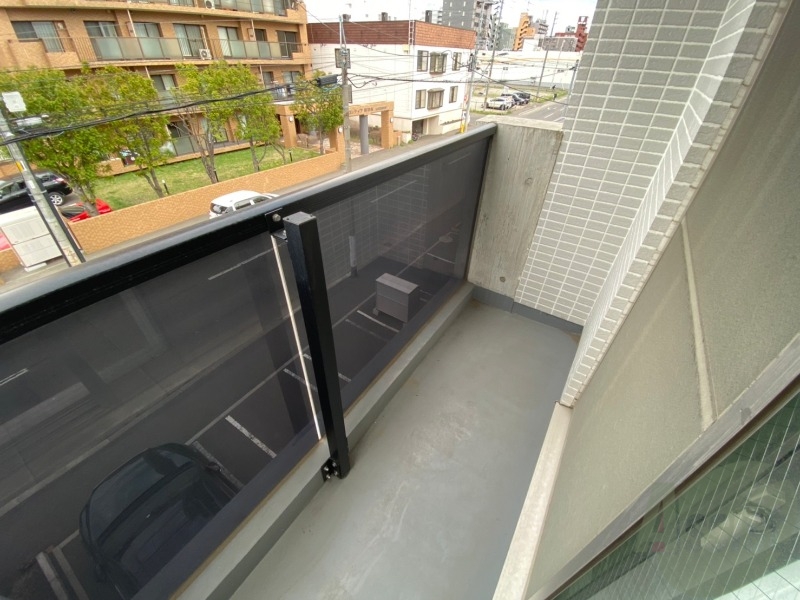 バルコニー　バルコニーは幅があり、広い印象を受けました。