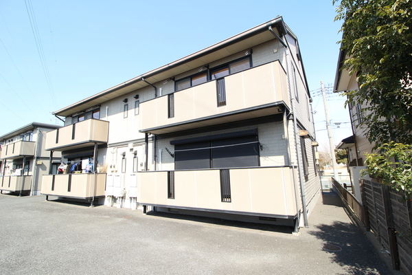 建物外観　真ん中階段で全部屋角部屋！