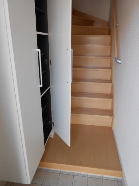 玄関　天井高シューズクローゼット完備