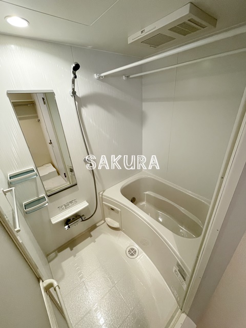 バス・シャワールーム　嬉しい追い焚き・浴室乾燥機付きです♪