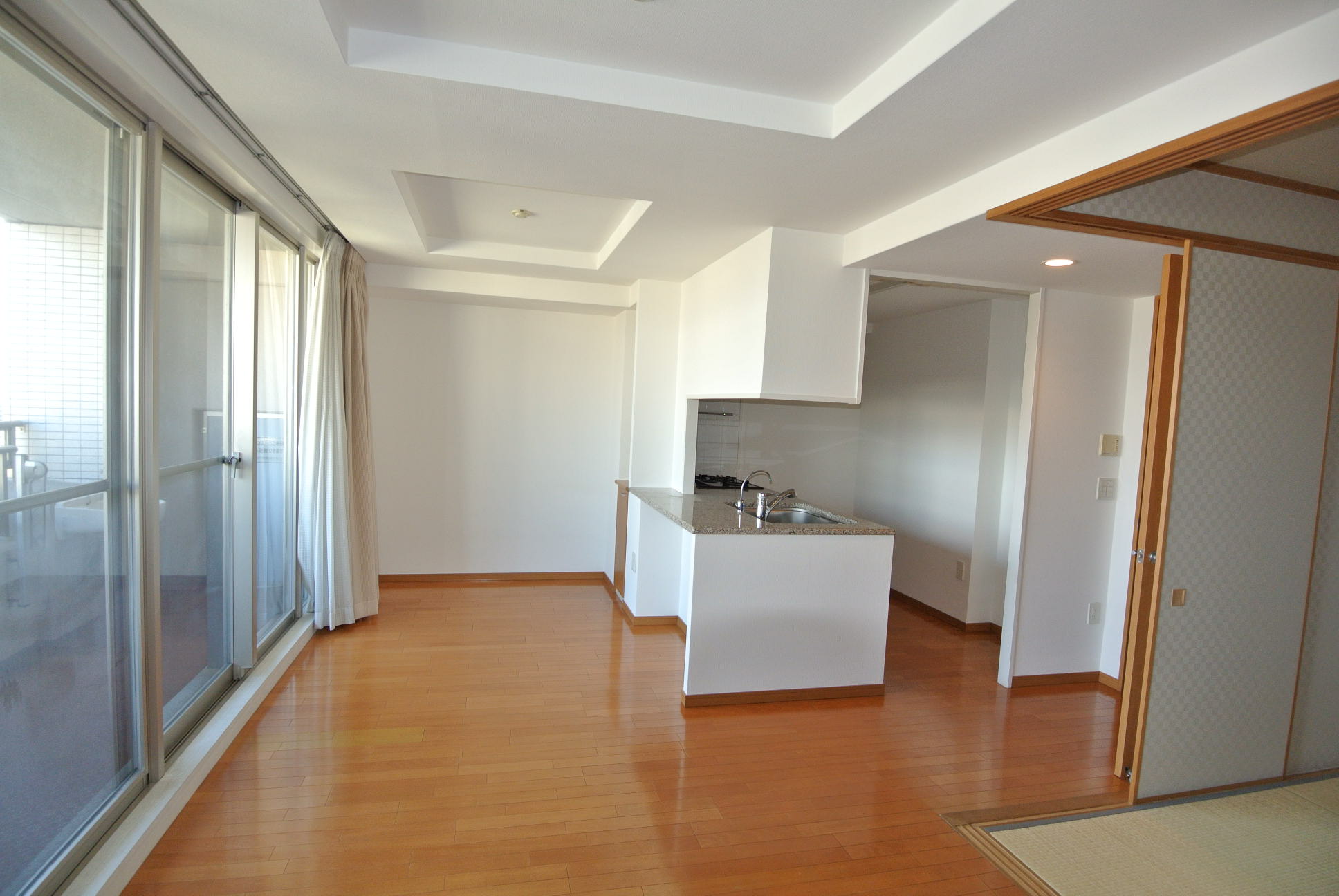 居室・リビング　大きな窓で明るいリビングダイニング