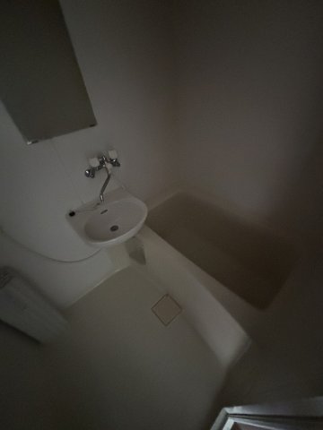 バス・シャワールーム　お風呂と洗面台です。トイレは別々です♪