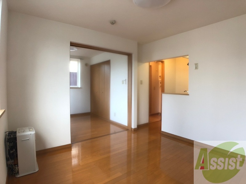 居室・リビング　日当たりが良くて心地よく過ごせそうなお部屋です。