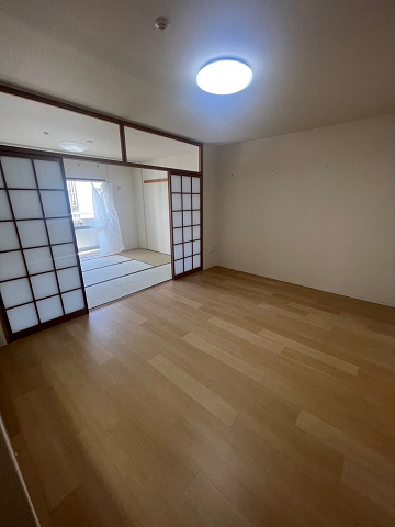 その他部屋・スペース　開放的な寝室です