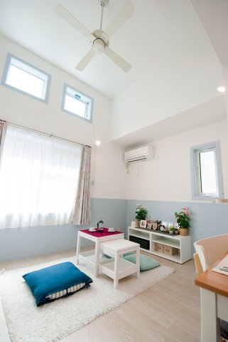 居室・リビング　1階ですが陽当たりのあるお部屋です♪※モデルルームです。家具
