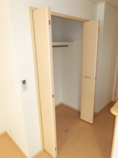 収納　一人分なら十分のクローゼット。