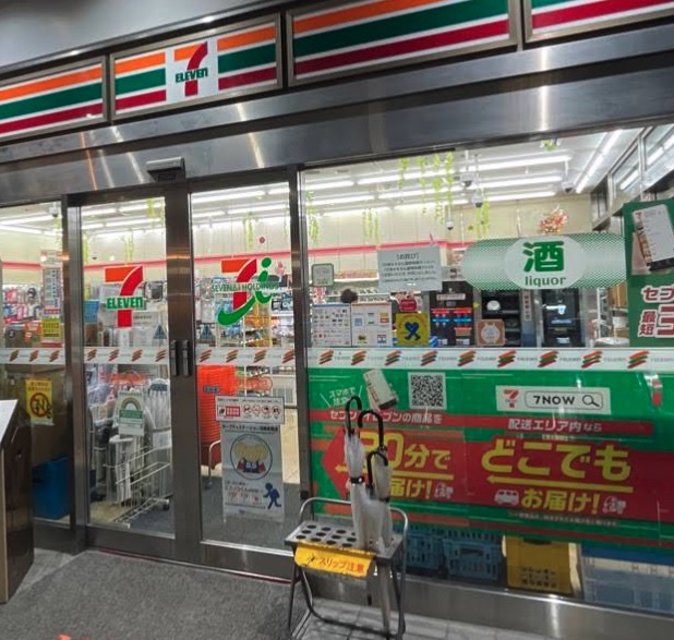 コンビニ　セブンイレブン新高円寺駅前店（コンビニ）まで211m