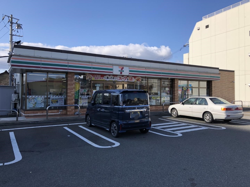 コンビニ　セブンイレブン 福井春山1丁目店（コンビニ）まで386m