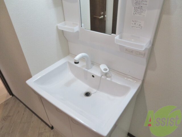 洗面設備　洗面化粧台も独立しており、洗面台の棚も利便性がありますね。