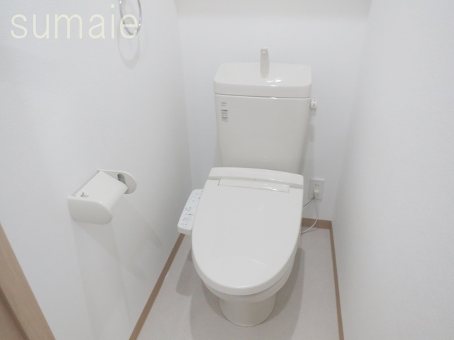トイレ　温水洗浄便座機能が付いたトイレで快適です♪