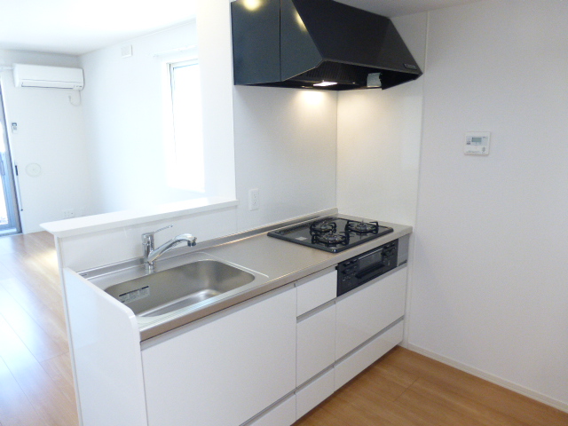キッチン　対面式キッチン　3口ガスコンロ、グリル付