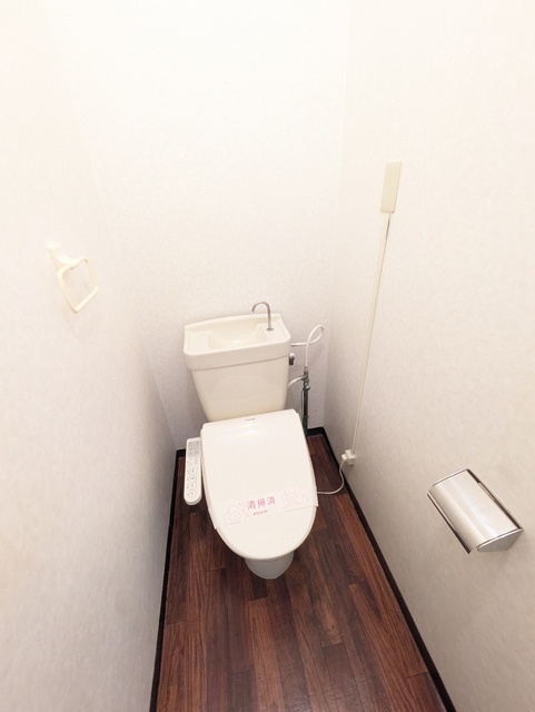 トイレ　嬉しい温水洗浄便座付き