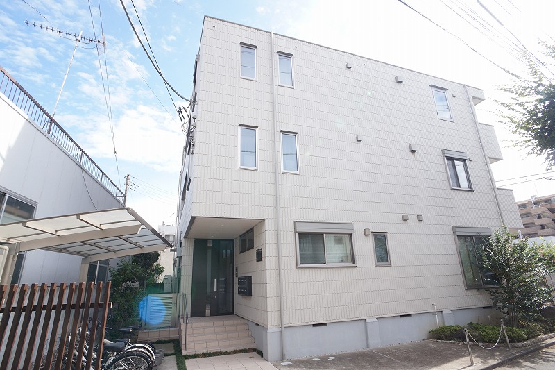 建物外観　南向きの明るく瀟洒な建物です