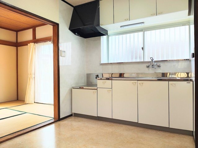 キッチン　窓が大きく明るい