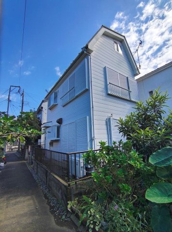 建物外観　高くて白くてスッキリ三階建て