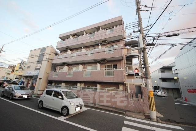 【生駒市東生駒のマンションの建物外観】