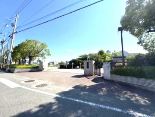 中学校　国立鳴門教育大学学校教育学部附属中学校（中学校）まで892m