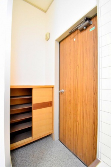 玄関　※別号室の写真です