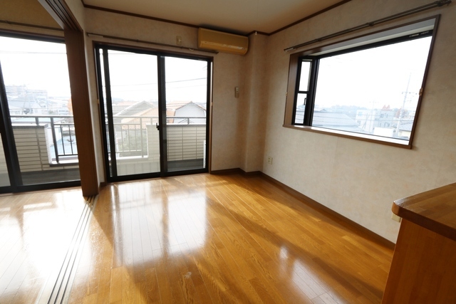 居室・リビング　窓が多く日当たりの良いお部屋☆