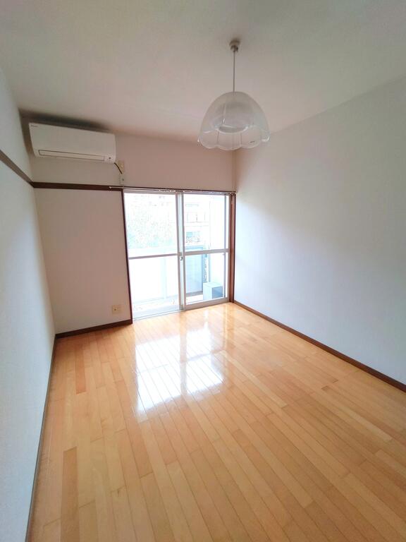 居室・リビング　6帖洋室。最上階の南向き、陽当たり良好です！