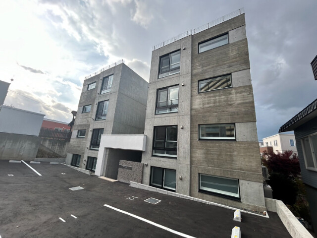 【札幌市手稲区手稲本町二条のマンションの建物外観】