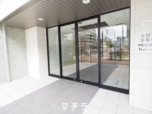 【名古屋市昭和区鶴舞のマンションのエントランス】