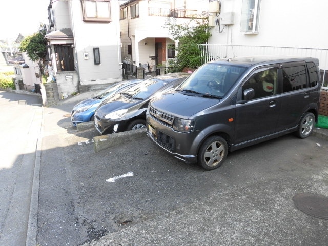 【大和市福田のアパートの駐車場】