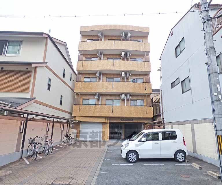 京都市上京区栄町のマンションの建物外観