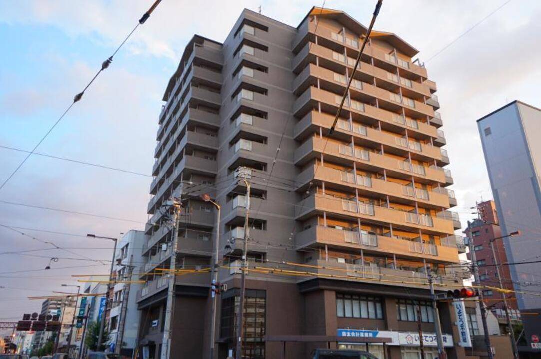 松山市平和通のマンションの建物外観