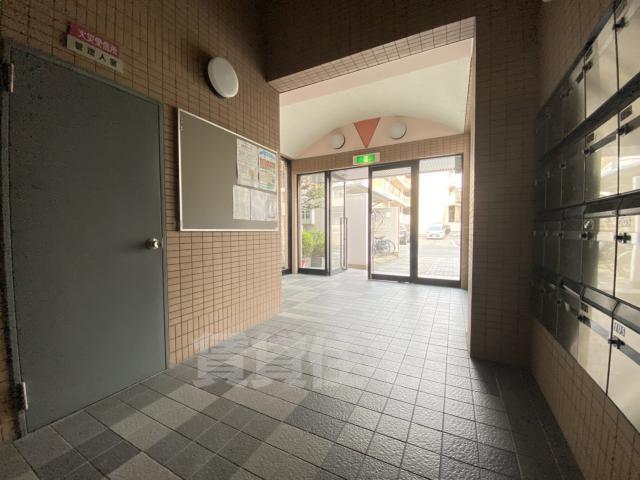 【京都市伏見区新町１１丁目のマンションのロビー】