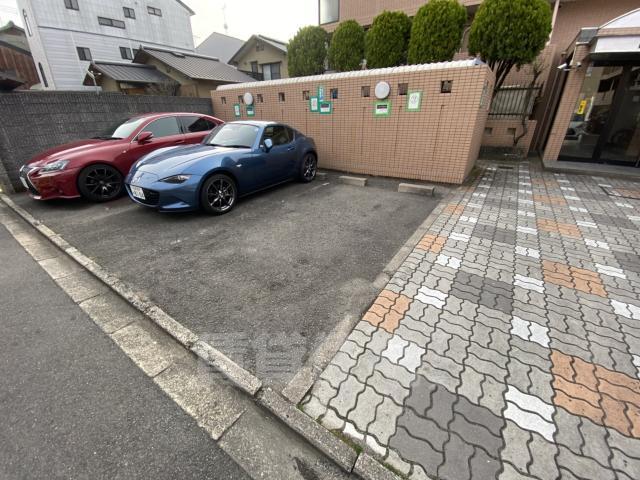 【京都市伏見区新町１１丁目のマンションの駐車場】