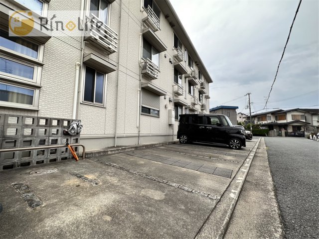 【堺市中区深井水池町のアパートの駐車場】