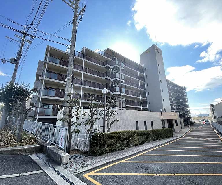 長岡京市東神足のマンションの建物外観