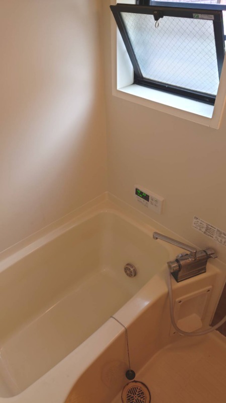 バス・シャワールーム　追い焚き、浴室に窓あり。
