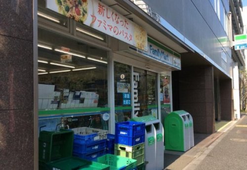 コンビニ　ファミリーマート東麻布一丁目店（コンビニ）まで697m