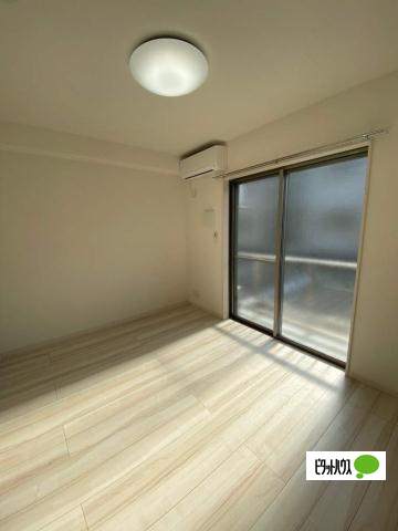 居室・リビング　同物件別部屋