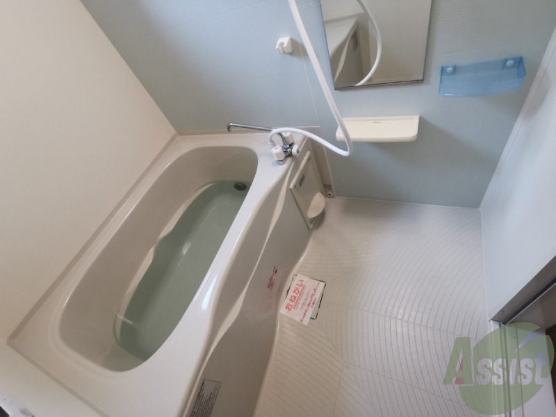 バス・シャワールーム　バスルームです。日々の疲れを癒すのに十分な広さですね。