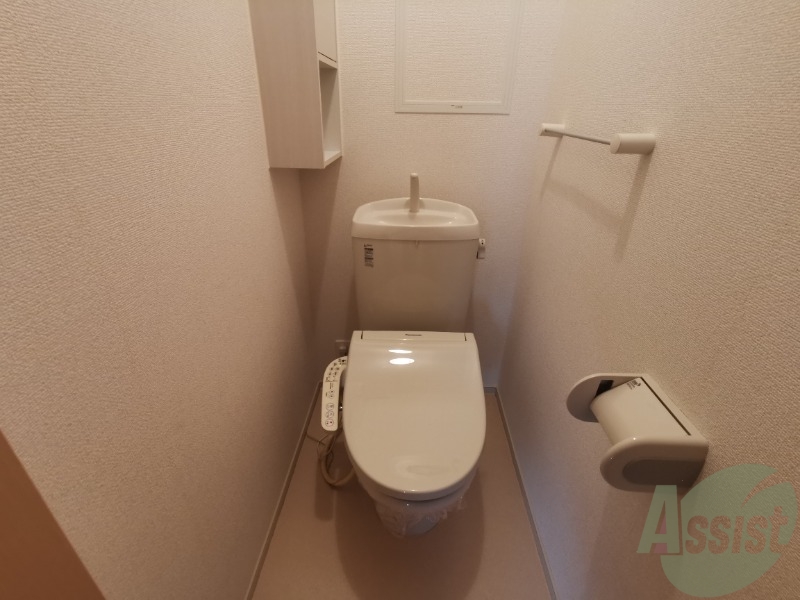 トイレ　温水洗浄便座です。棚があり使いやすそうです。