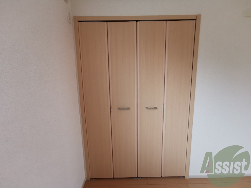 収納　６帖の洋室のクローゼットです。扉が大きく使いやすそうです。