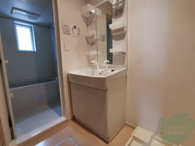 洗面設備　独立洗面化粧台です。収納が多く使いやすそうです。