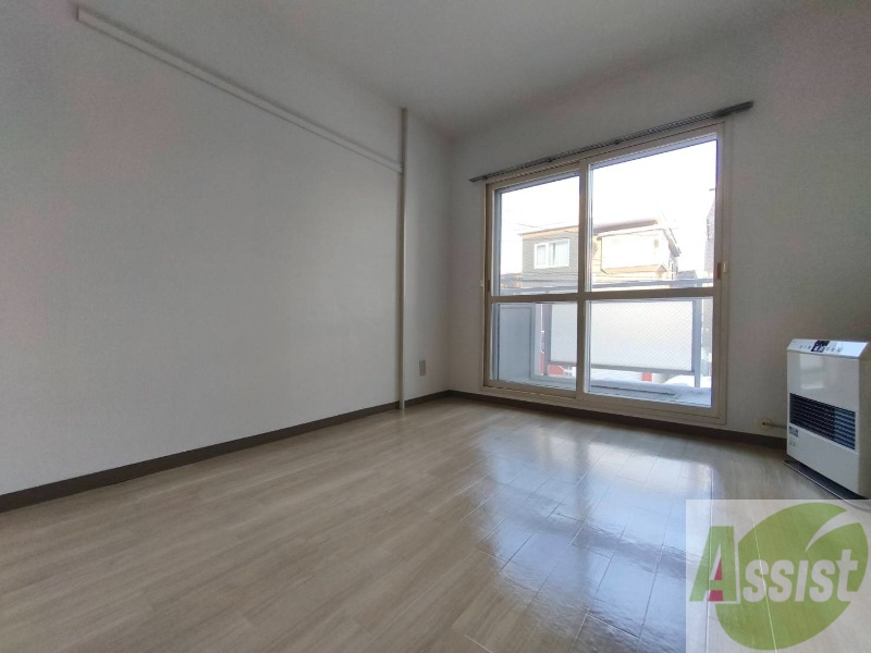 居室・リビング　木目のフローリングは落ち着きのある印象のお部屋になりますね。