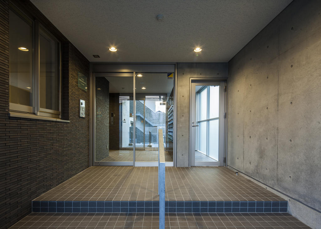 エントランス　エントランスも防犯カメラ作動中