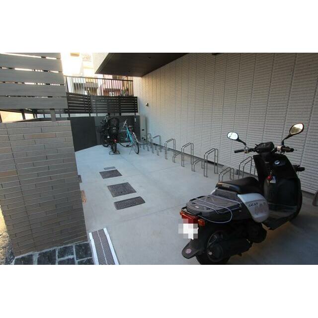 その他共有部分　駐輪場・バイク置き場　新築時の写真です。