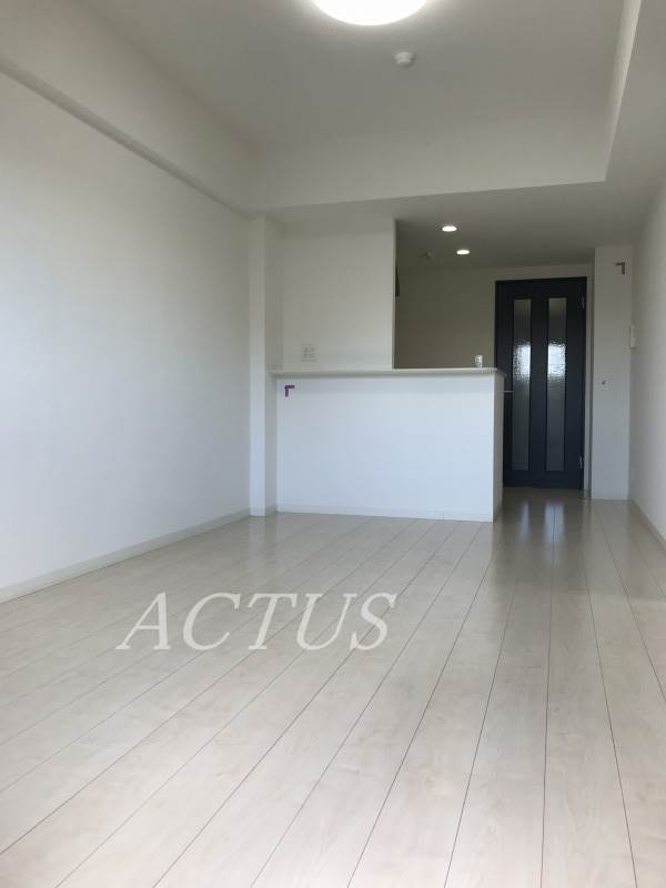 居室・リビング　フローリングはホワイト・建具はダークを基調としたお部屋です♪